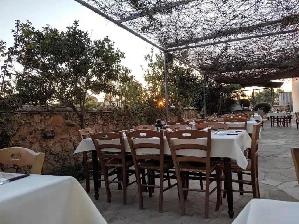 Cyperns landsbygds charm: 8 traditionella tavernor med en trädgård