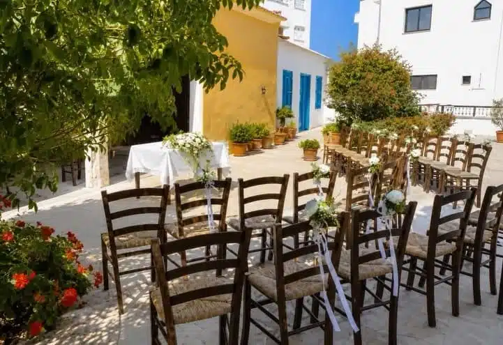 Luoghi per matrimoni a Protaras: dove pronunciare il fatidico "sì" in riva al Mediterraneo.