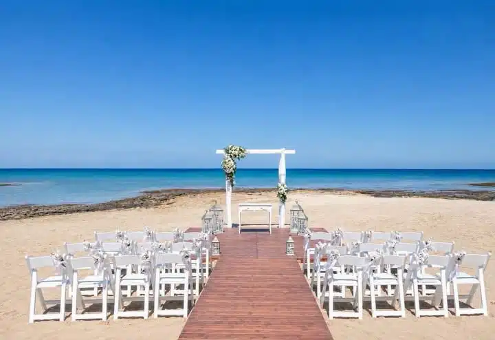 Luoghi per matrimoni a Protaras: dove pronunciare il fatidico "sì" in riva al Mediterraneo.