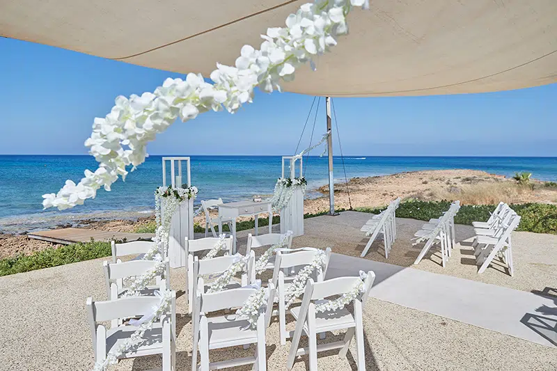Luoghi per matrimoni a Protaras: dove pronunciare il fatidico "sì" in riva al Mediterraneo.